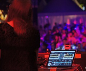 Hinter dem DJane-Pult